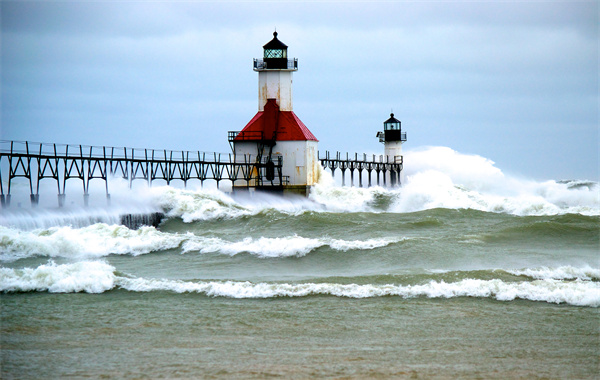 What place is 30 miles south of Seattle and 125 miles north and a little east of Portland？